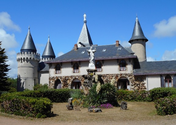 http://www.sacrescoeursmormaison.org/wp-content/uploads/2021/02/24-La-cour-du-chateau-1.jpg