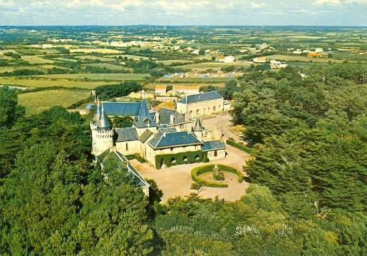 http://www.sacrescoeursmormaison.org/wp-content/uploads/2021/02/3-Vue-aerienne-du-chateau-avant-la-construction-des-villages-vacances.jpg