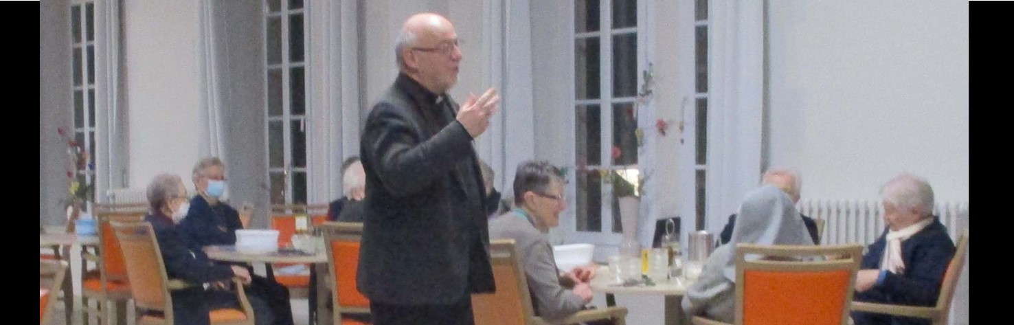 Un visiteur du soir à la Maison mère – France