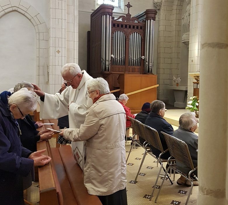 https://www.sacrescoeursmormaison.org/wp-content/uploads/2024/07/onction-6-rotated-e1721657364924.jpg