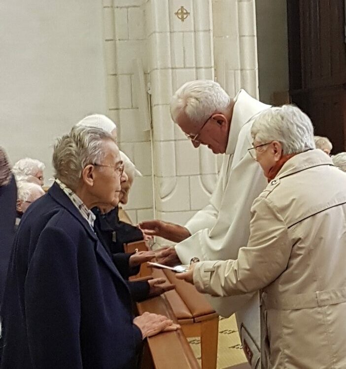 https://www.sacrescoeursmormaison.org/wp-content/uploads/2024/07/onction-7-rotated-e1721657333575.jpg