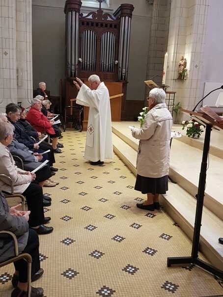 https://www.sacrescoeursmormaison.org/wp-content/uploads/2024/07/onction2-rotated-e1721657311162.jpg