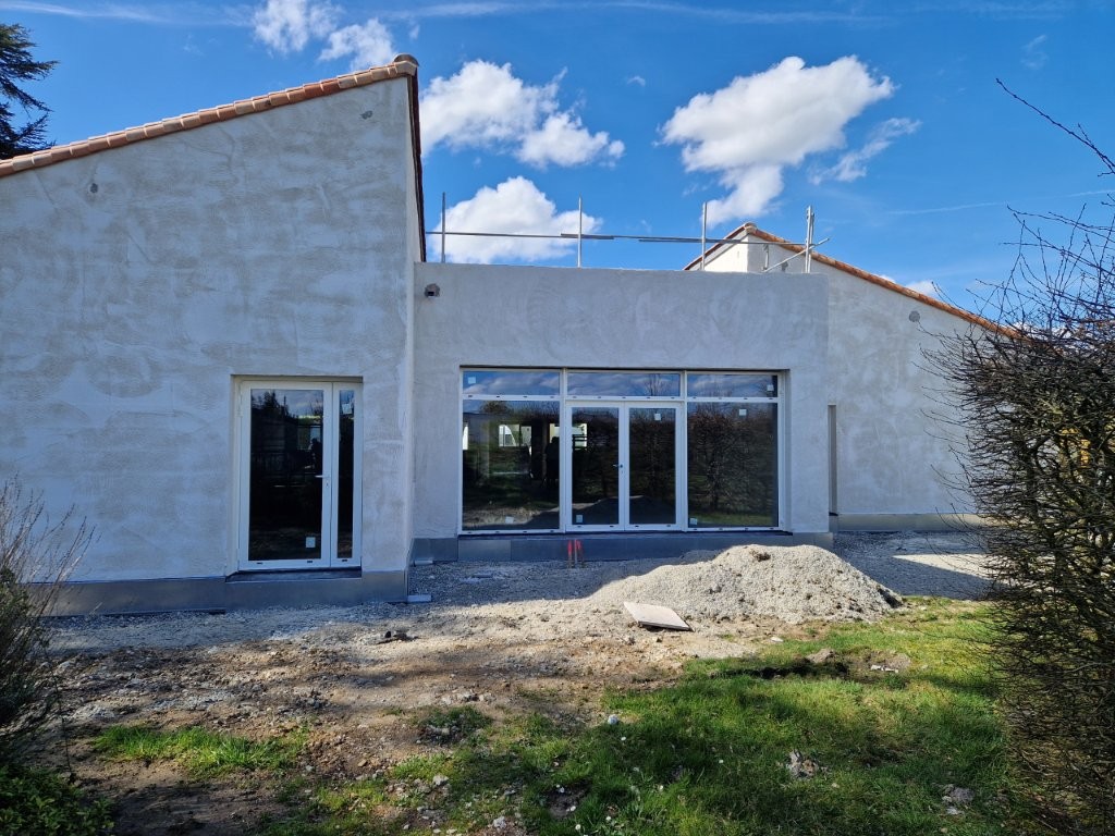 https://www.sacrescoeursmormaison.org/wp-content/uploads/2025/04/Batiment-A.-Services-bureaux-CG-et-salle.jpg
