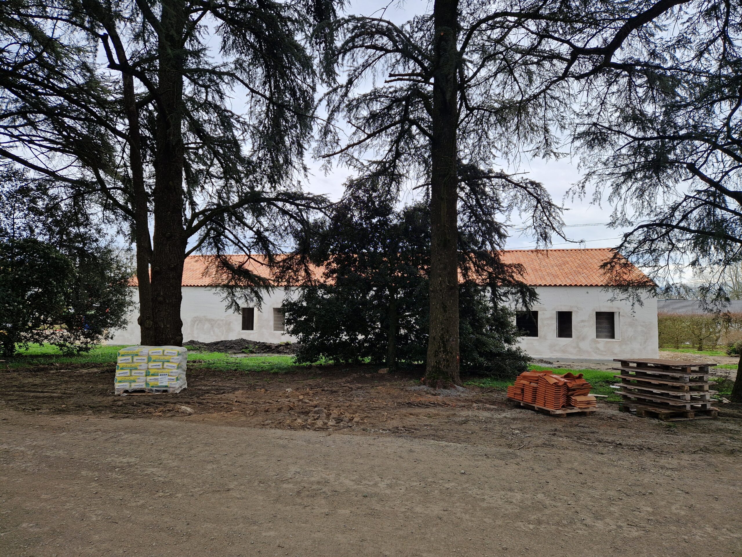 https://www.sacrescoeursmormaison.org/wp-content/uploads/2025/04/Batiment-services-scaled.jpg