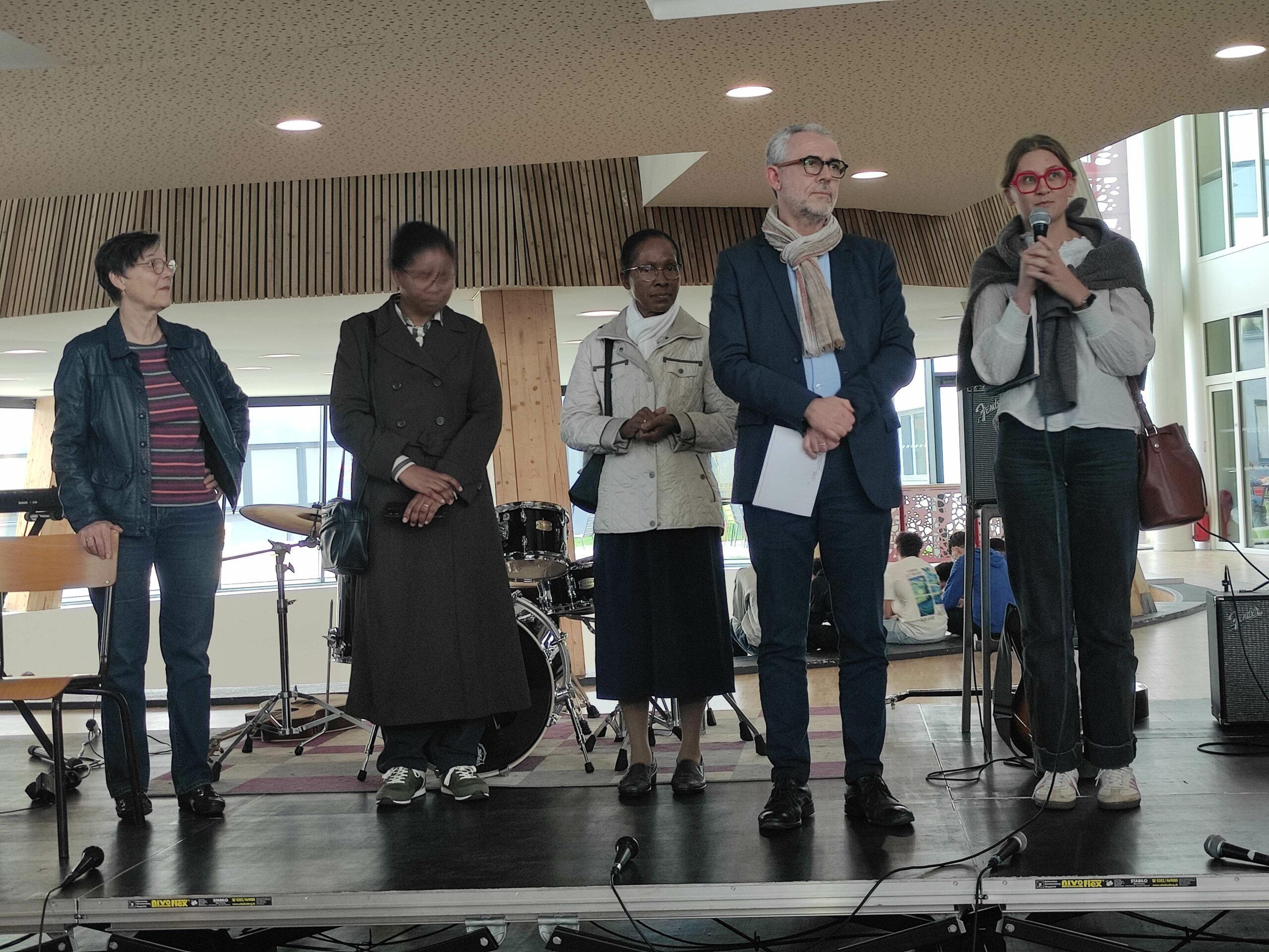 https://www.sacrescoeursmormaison.org/wp-content/uploads/2025/04/Photo-cheque-HN-et-Juliette-scaled.jpg