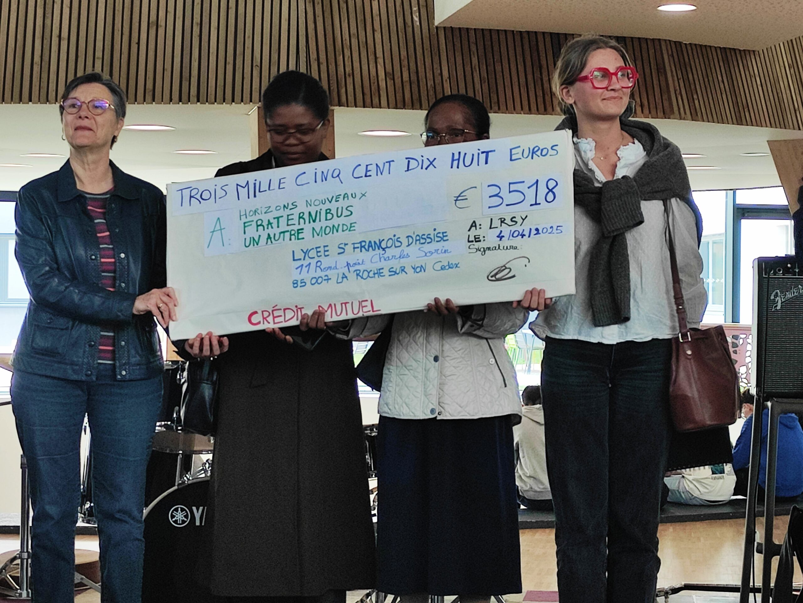 https://www.sacrescoeursmormaison.org/wp-content/uploads/2025/04/Photo-cheque-gros-plan-scaled.jpg