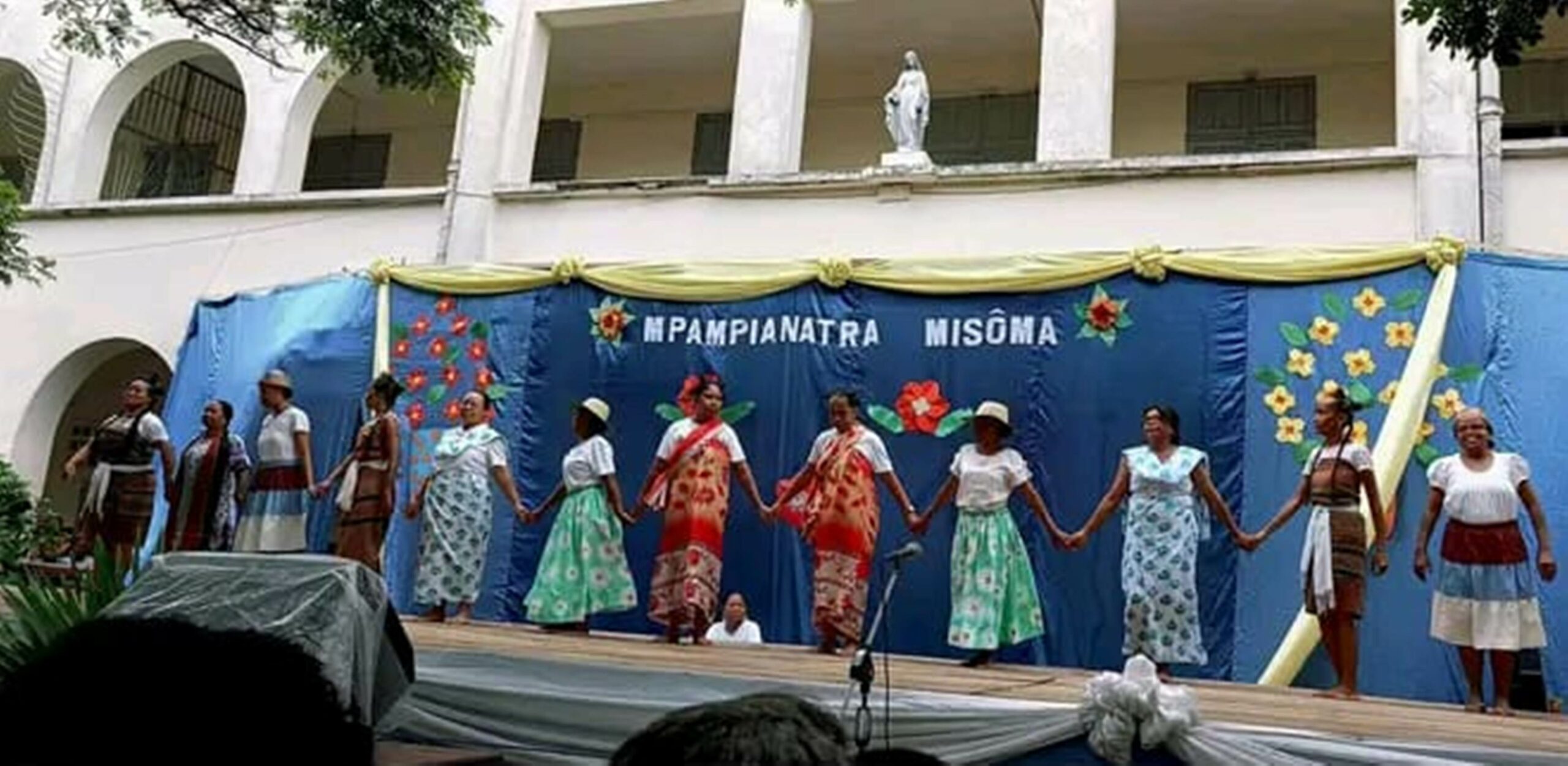 https://www.sacrescoeursmormaison.org/wp-content/uploads/2025/05/spectacle-Mpampianatra-Misoma-scaled.jpg