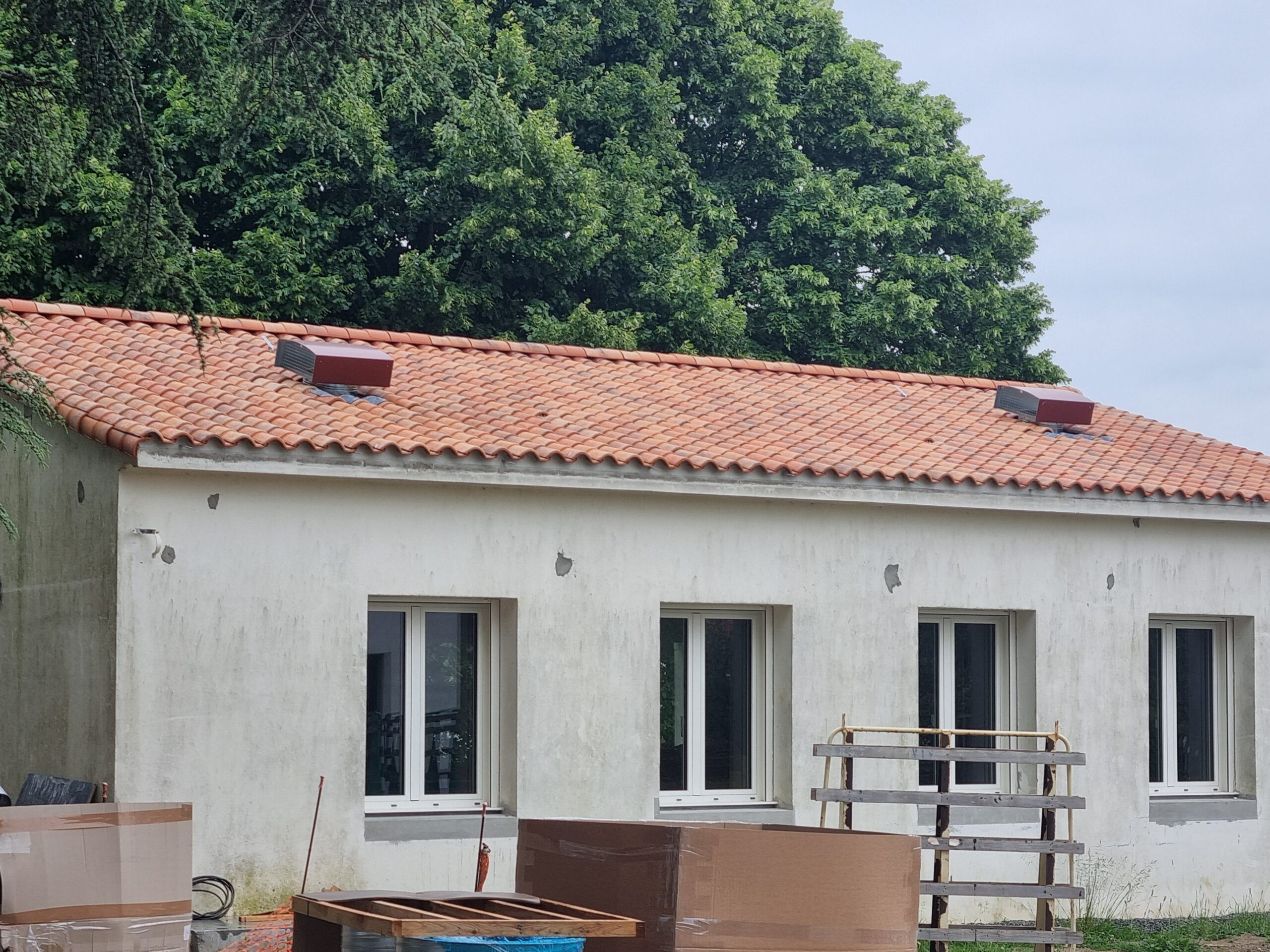 https://www.sacrescoeursmormaison.org/wp-content/uploads/2025/06/Salle-exterieure-scaled.jpg
