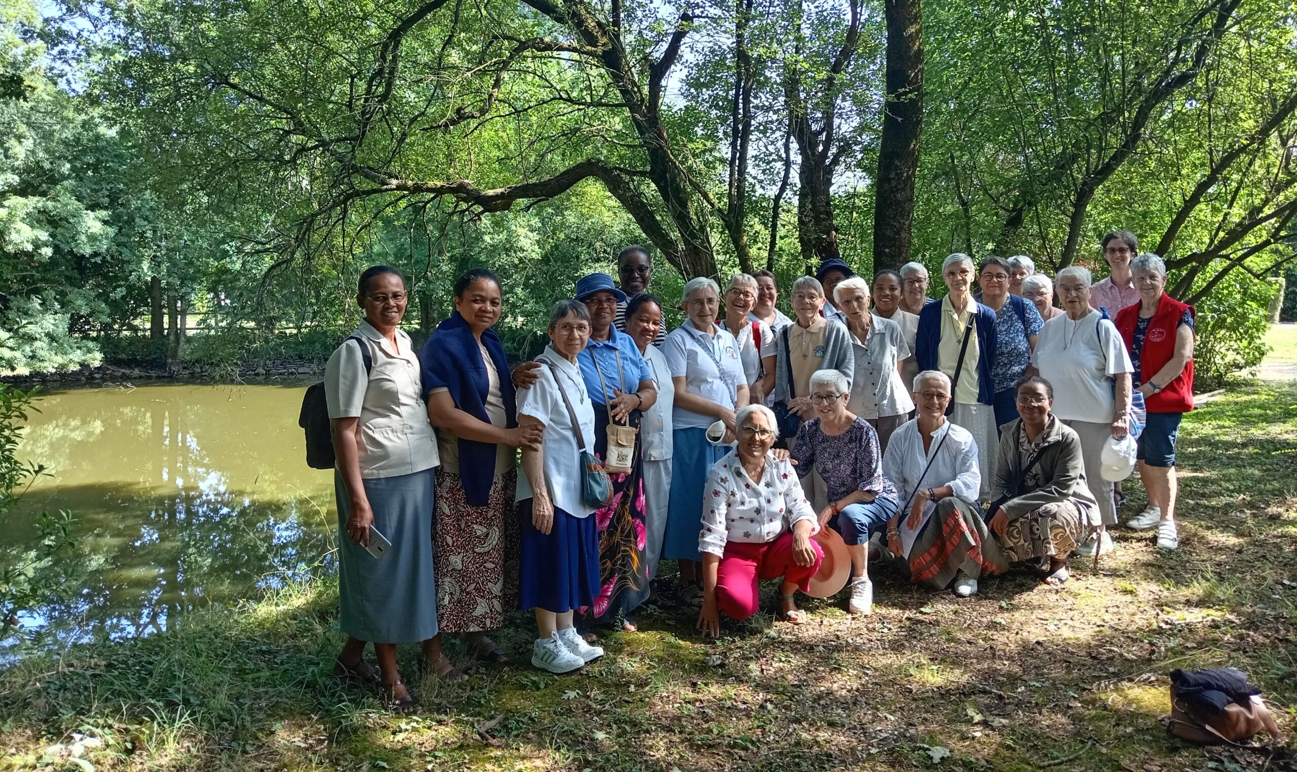 https://www.sacrescoeursmormaison.org/wp-content/uploads/2025/09/Pelerinage-du-26-07-25-Etang-de-la-CorniliA________-____filename_1________¨re-1-scaled.jpg