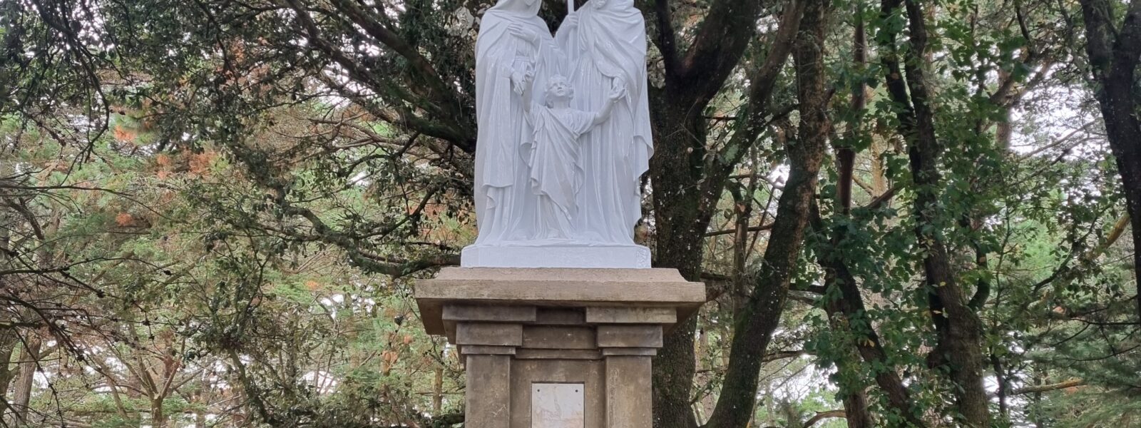 Embellissement des statues à Bourgenay (France) Embellissement des statues à Bourgenay (France)