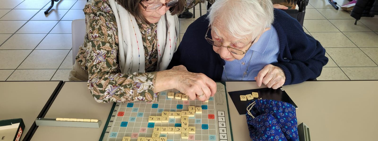 Les bénévoles fidèles dans leur service auprès des sœurs de la Maison mère (France)