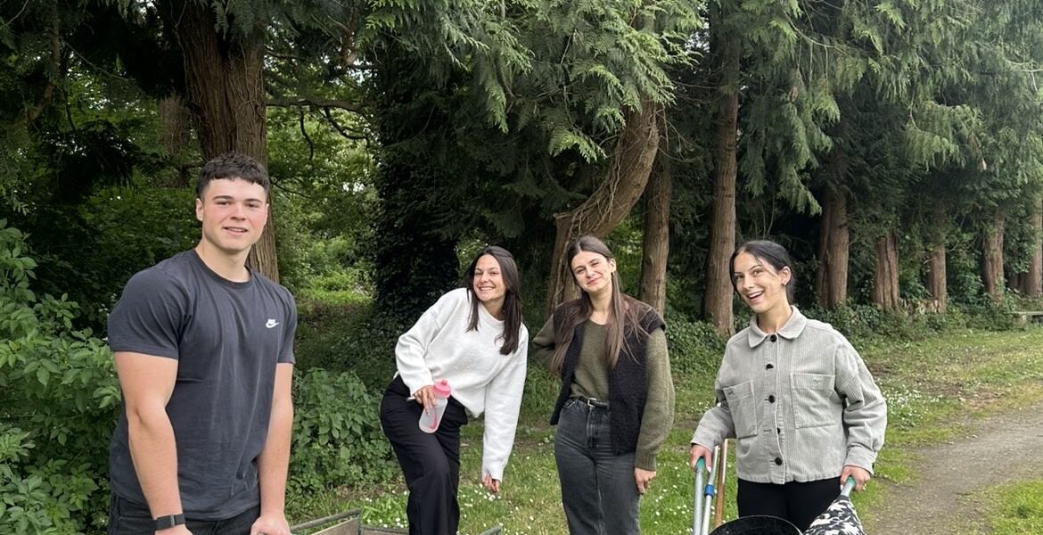 De jeunes étudiants au service de la communauté des sœurs de la Maison mère (France)