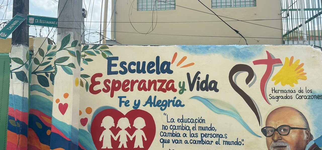 Fresque à l’école Esperanza y Vida Fe y Alegría (République dominicaine)