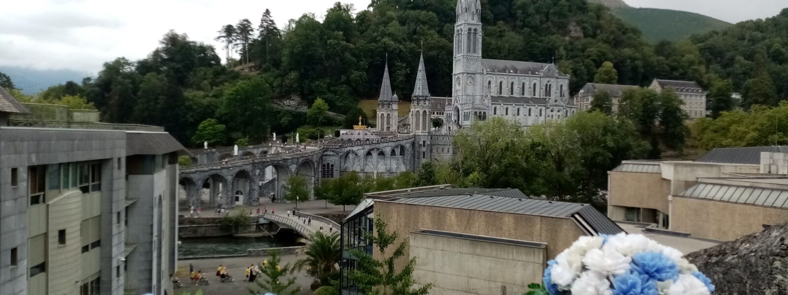 Servir à la Cité Saint Pierre à Lourdes (France)